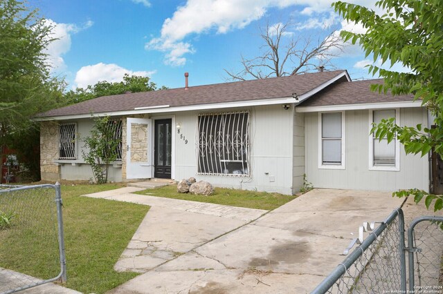 single story home with a front lawn