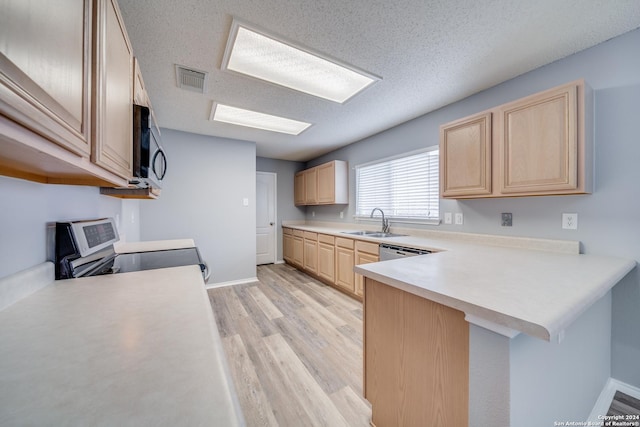 kitchen with sink, stainless steel appliances, kitchen peninsula, a textured ceiling, and light brown cabinetry