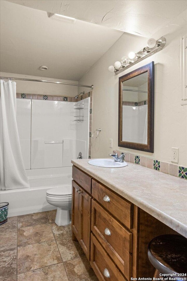 full bathroom with shower / tub combo with curtain, vanity, and toilet