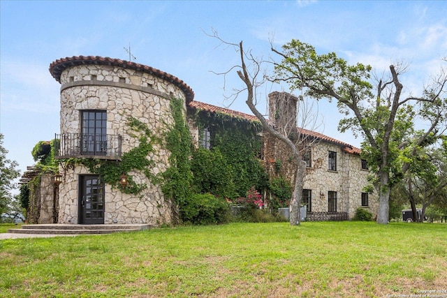 exterior space featuring a front lawn