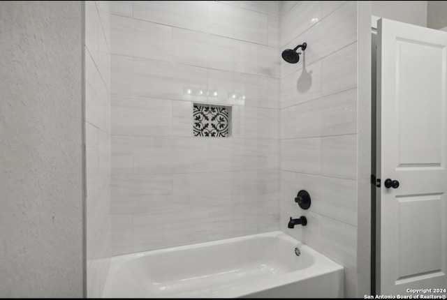 bathroom with tiled shower / bath combo