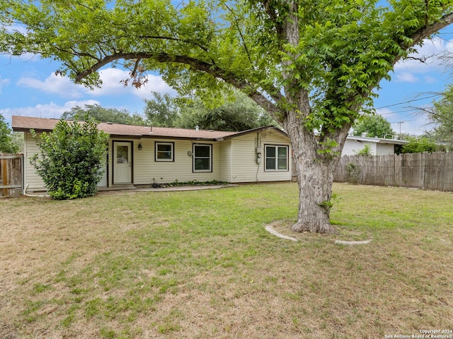 view of front of house with a front lawn