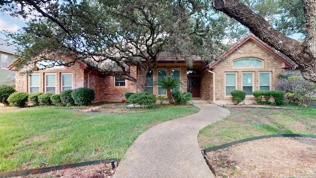 view of front facade with a front yard