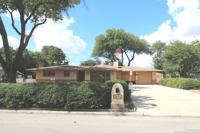 view of front facade featuring a garage