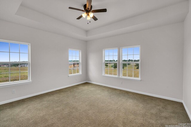 bathroom with tiled shower and ceiling fan