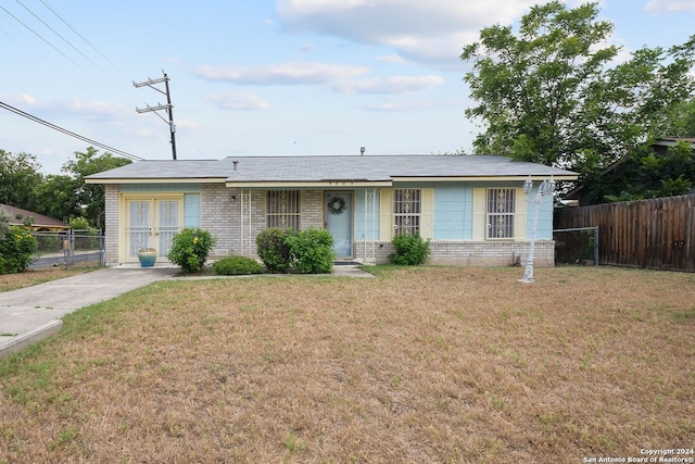 ranch-style house featuring a front lawn