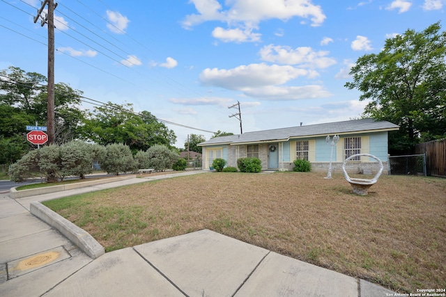 single story home with a front yard