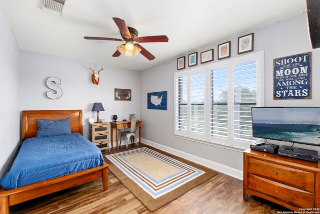 bedroom featuring dark wood-type flooring and ceiling fan