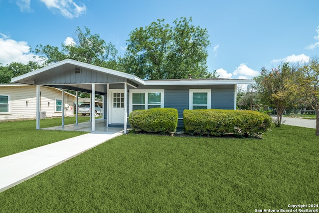 view of front of house featuring a front lawn and a carport