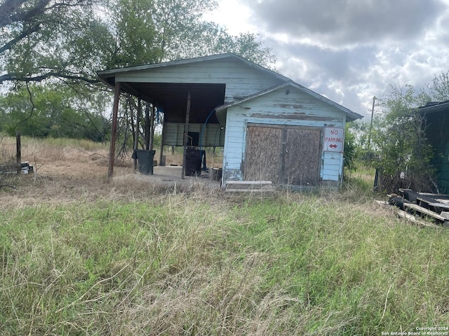 view of pole building featuring a carport