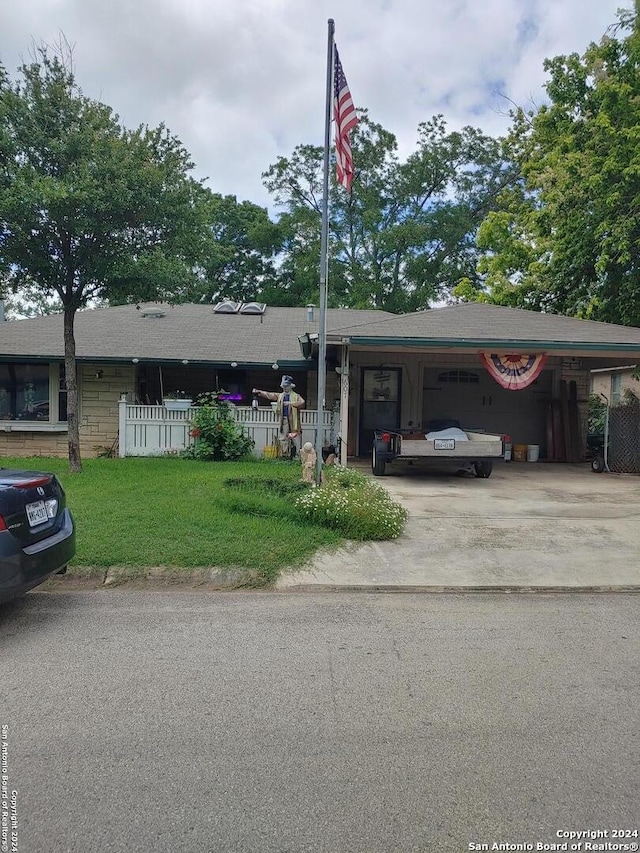 view of front of property with a front lawn