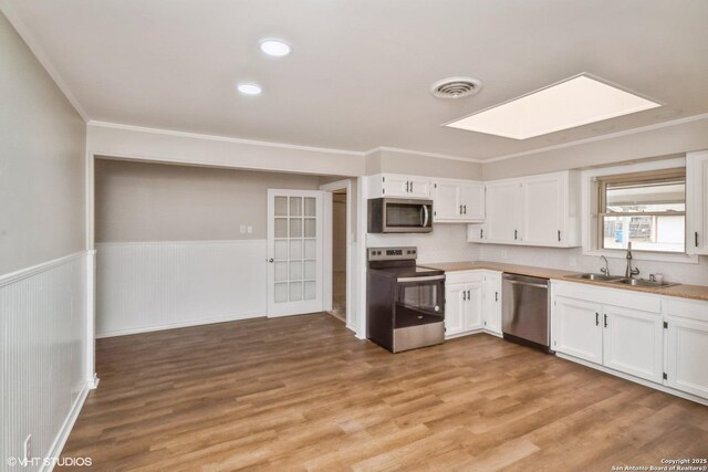 unfurnished room featuring ceiling fan