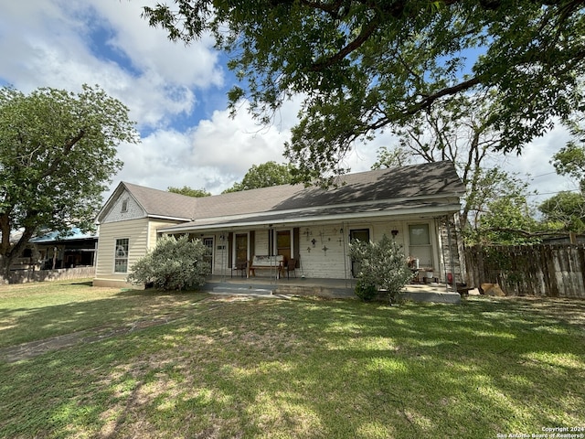 view of front facade featuring a patio area and a front yard