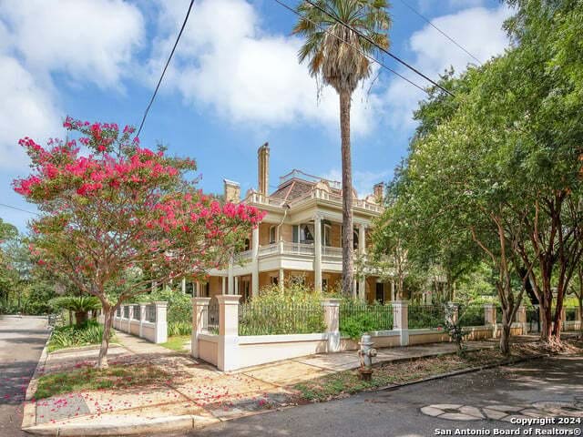 view of front of home featuring a fenced front yard and a balcony