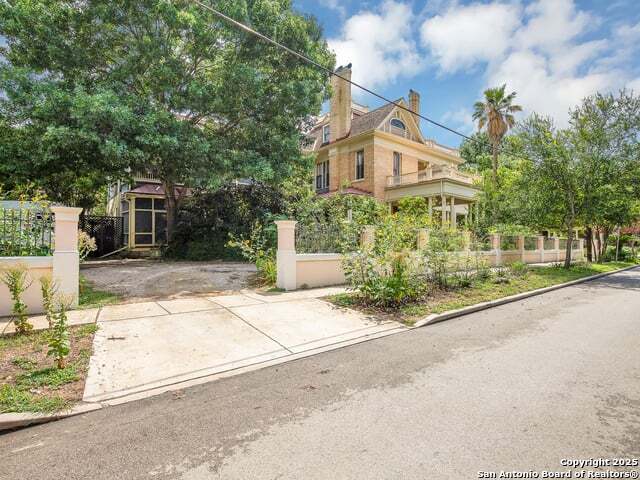 view of front of house with a fenced front yard