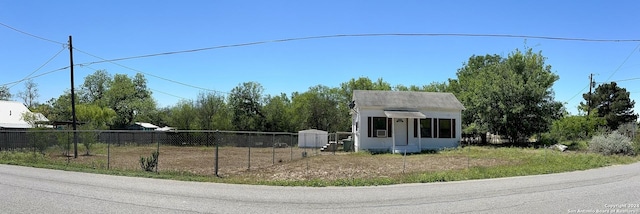 view of front of home featuring an outdoor structure