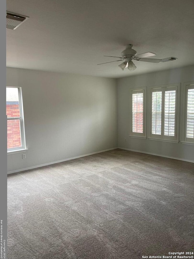 unfurnished room with carpet flooring and ceiling fan