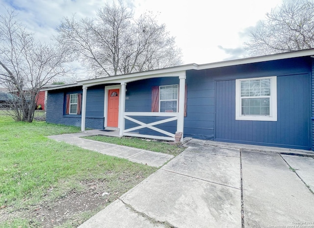 single story home with a front yard