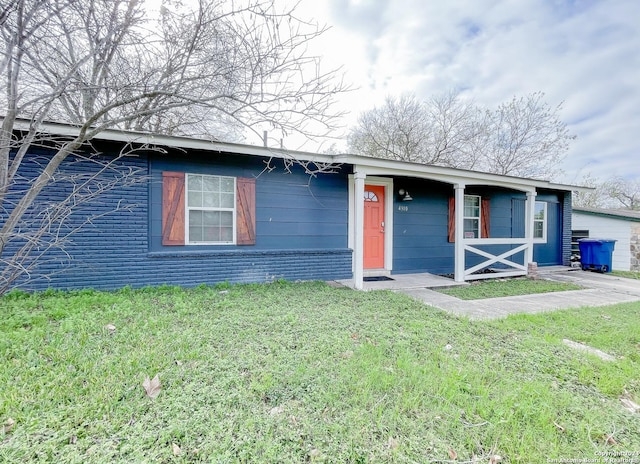 single story home with a front yard