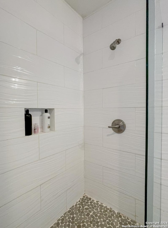 bathroom featuring tiled shower