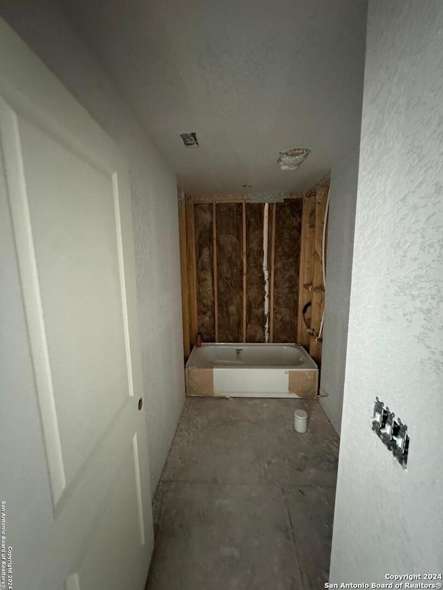 631 Blaine, San Antonio, TX 78202 - bathroom featuring a textured wall