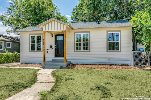 view of front of property with a front yard