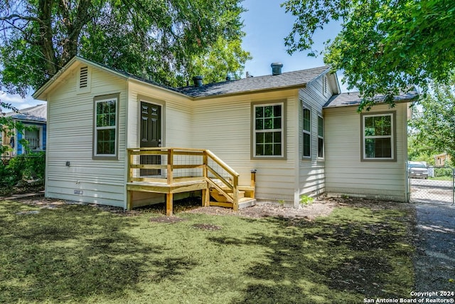 back of house featuring a lawn