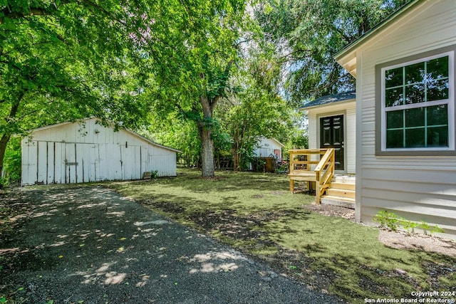 view of yard with an outdoor structure