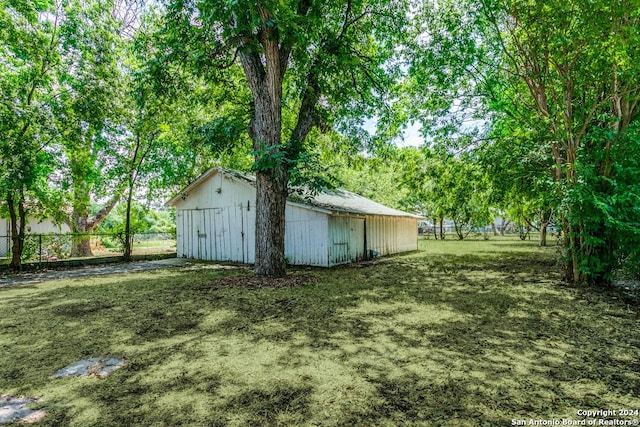 view of yard with an outbuilding