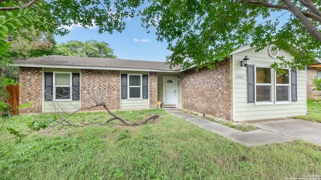 ranch-style home featuring a front lawn