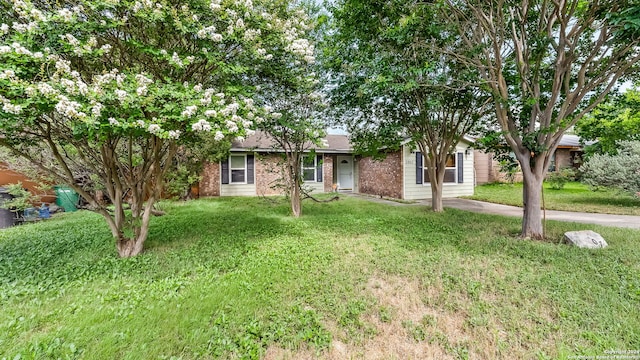 single story home featuring a front yard