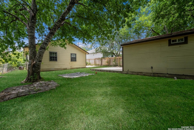 view of yard featuring a patio