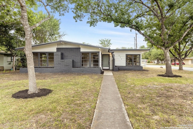 single story home with a front lawn