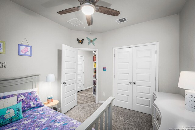 bedroom featuring carpet flooring, ceiling fan, and a closet