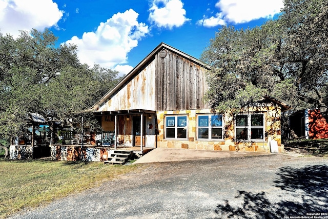 view of front facade with a porch and a front yard