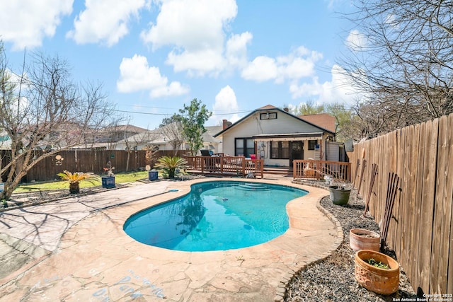 view of swimming pool featuring a patio