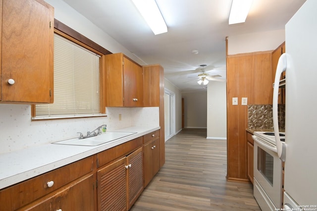 kitchen with sink, hardwood / wood-style flooring, ceiling fan, tasteful backsplash, and white electric range oven