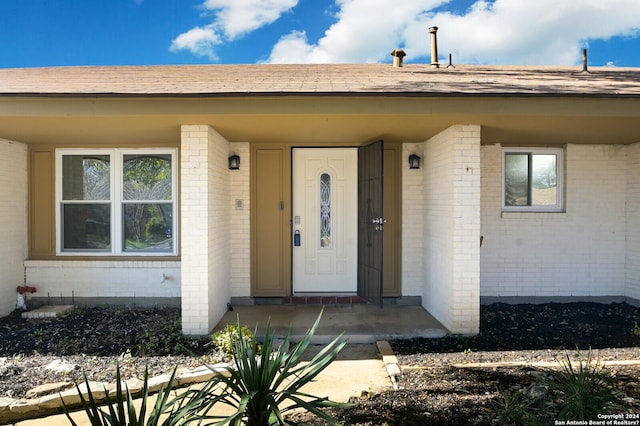 entrance to property featuring a porch