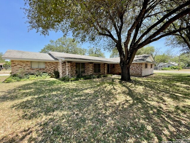 ranch-style house featuring a front lawn