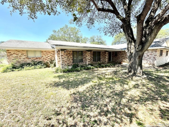 single story home with a front yard