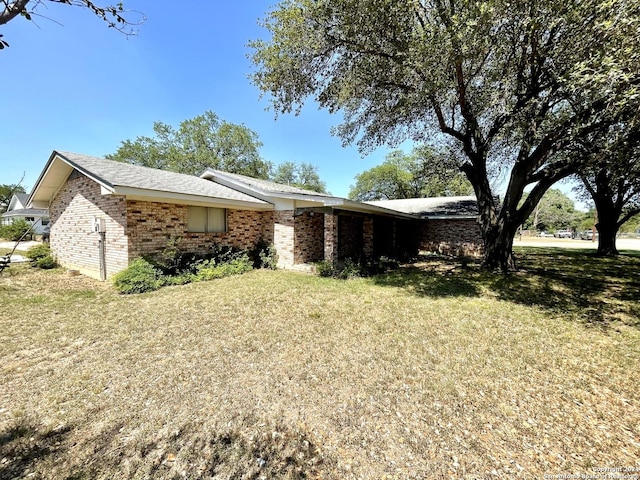 ranch-style house featuring a front yard