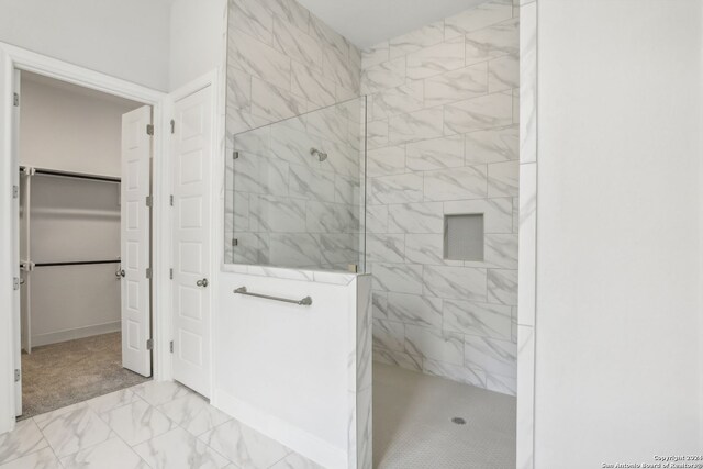 bathroom featuring tiled shower