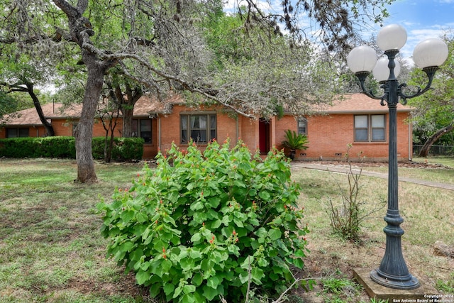 view of front facade with a front lawn