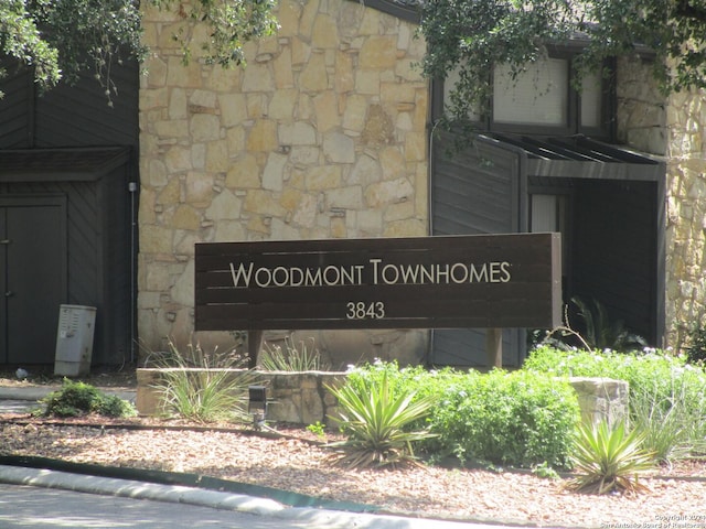 view of community / neighborhood sign