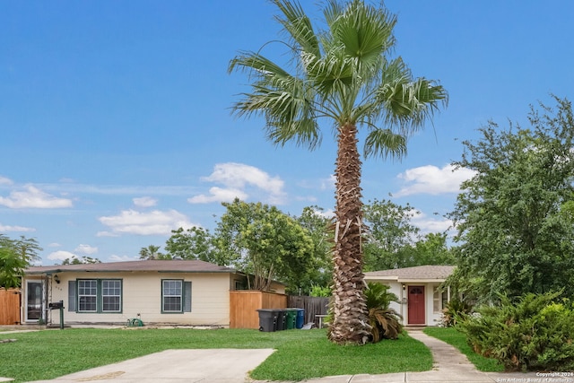 view of front of home featuring a front yard