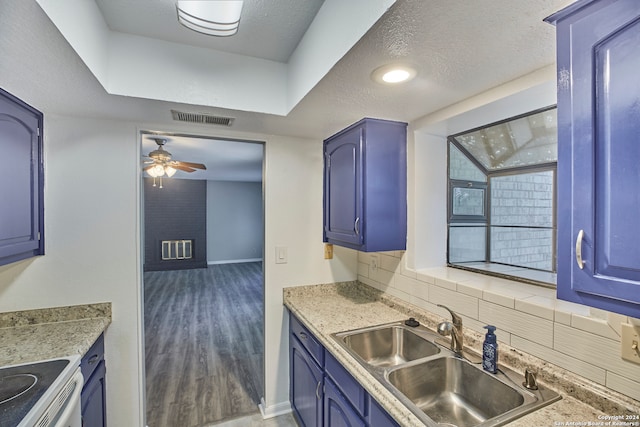 kitchen with sink, hardwood / wood-style flooring, range, tasteful backsplash, and ceiling fan