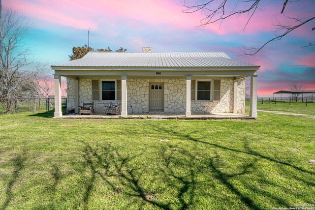 view of front facade featuring a lawn