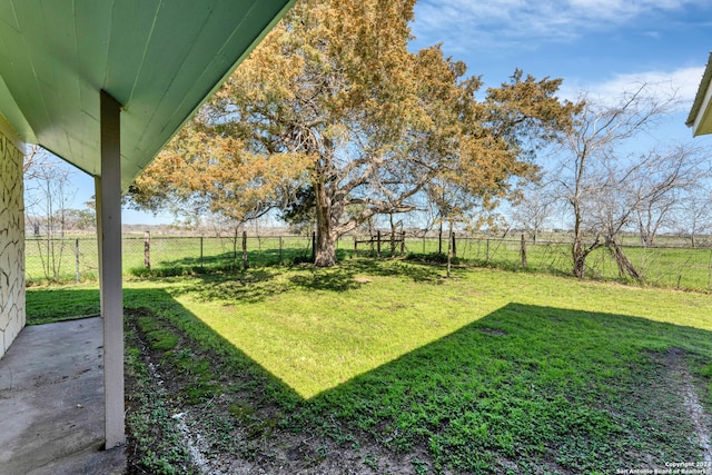 view of yard featuring a rural view