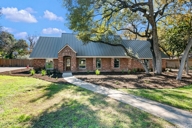 ranch-style home featuring a front lawn