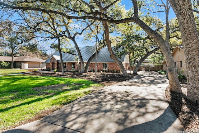 view of front of property featuring a front lawn